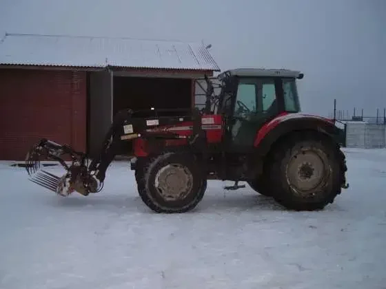Ciągnik rolniczy Massey Ferguson 8220 2002 r