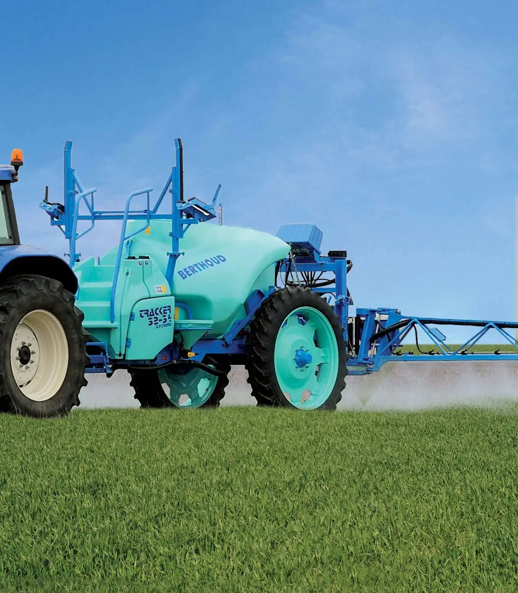 Opryskiwacz zaczepiany Berthoud Tracker z belką rozkładanej hydraulicznie podczas oprysku