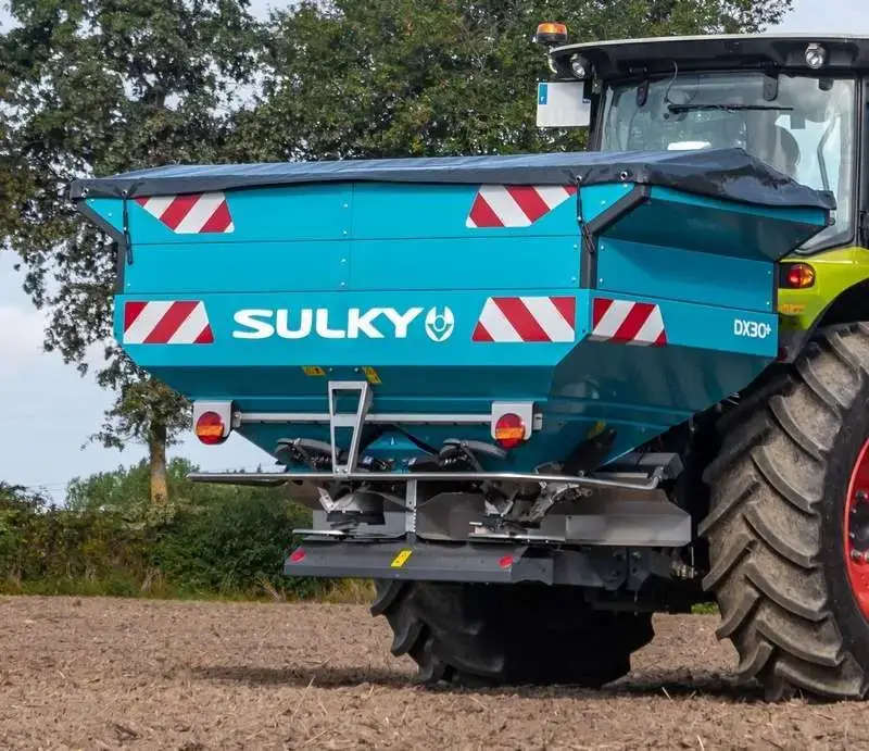 Rozsiewacz nawozów SULKY DX 30+ na ciągniku