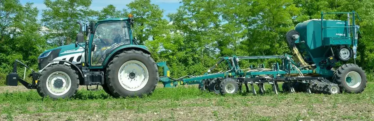 Siewnik do siewu pasowego Arbos Direkta z ciągnikiem