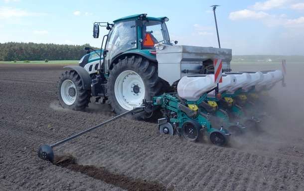 Siewnik punktowy ARBOS MS 8130 z ciągnikiem Arbos 5130