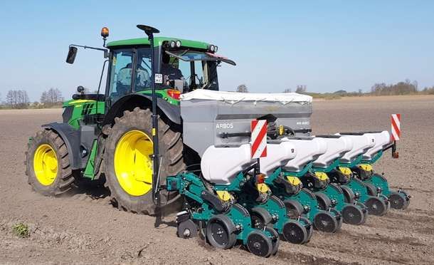 Siewnik punktowy ARBOS na ramie teleskopowej, z ciągnikiem John Deere Siewnik punktowy ARBOS na ramie teleskopowej, z ciągnikiem John Deere