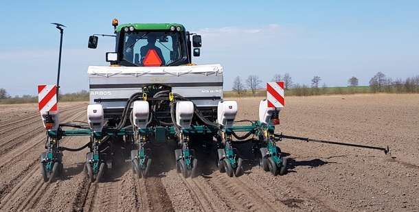Siewnik punktowy ARBOS na ramie teleskopowej, z ciągnikiem John Deere siew kukurydzy Siewnik punktowy ARBOS na ramie teleskopowej, z ciągnikiem John Deere siew kukurydzy