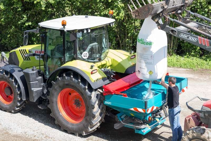 Łatwy załadunek workiem BIG-BAG rozsiewacza SULKY DX20